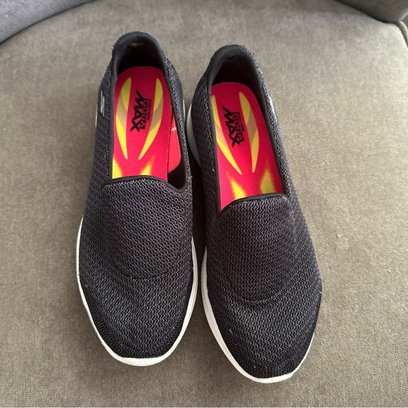 Skechers Slip-On Go Walk Goga Max Shoes Size 7.5 Women’s - Picture 6 of 7